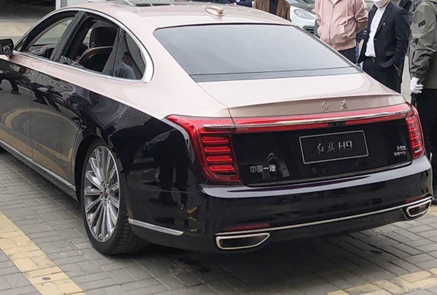 金色和紫色的拼色非常符合红旗h9的外观气质的