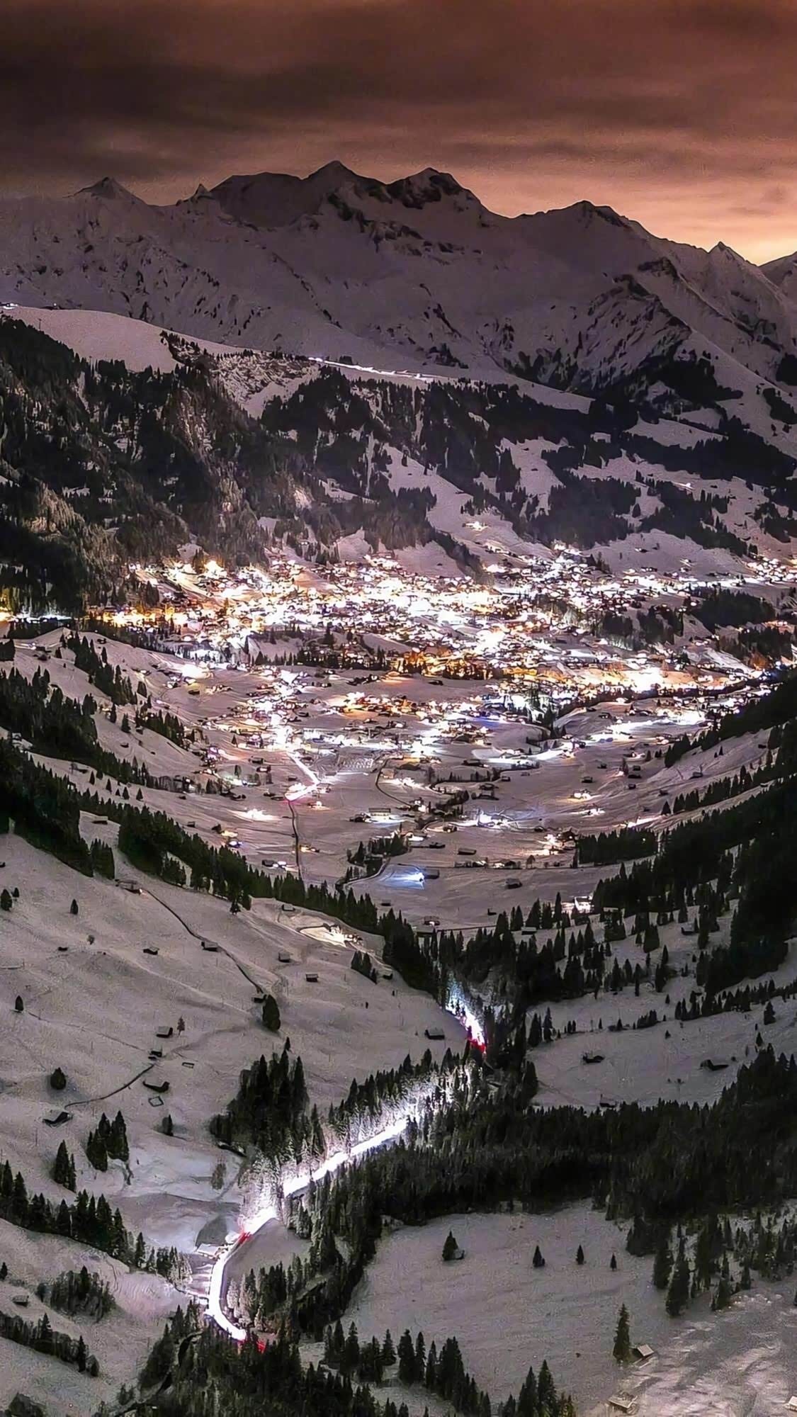 山谷深处的雪中小镇.