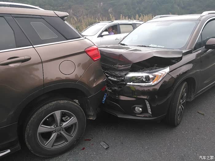 新车追尾大事故,满载5人无损伤,值了