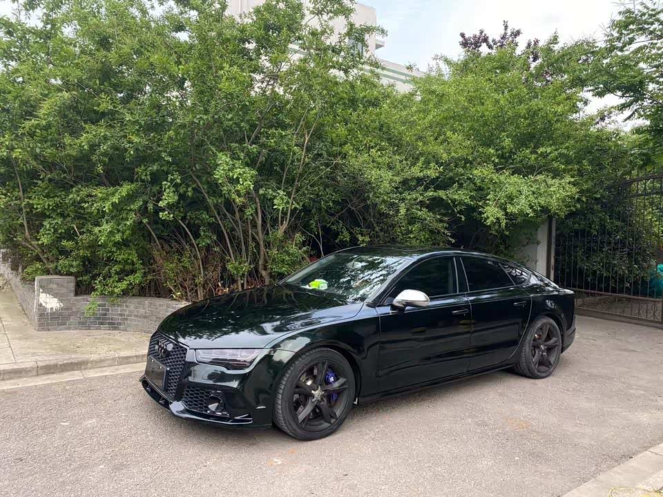 奥迪祖母石绿,黑中带绿的颜色.