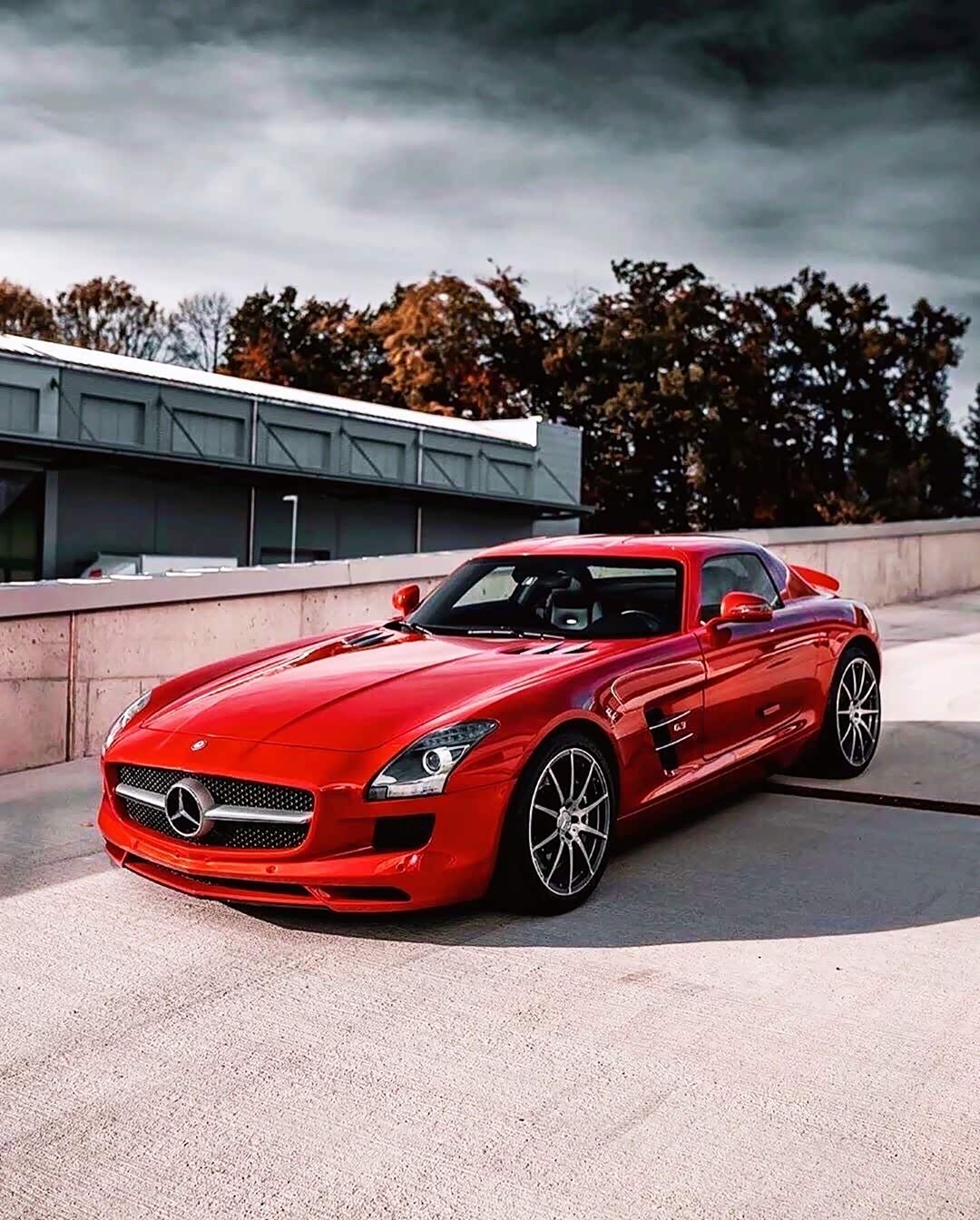 奔驰红色的跑车是那样的帅气