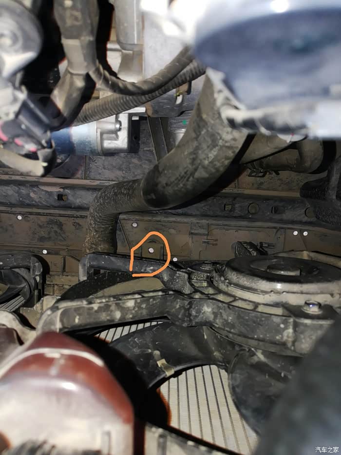 大家看看这个地方有没有少个固定螺丝