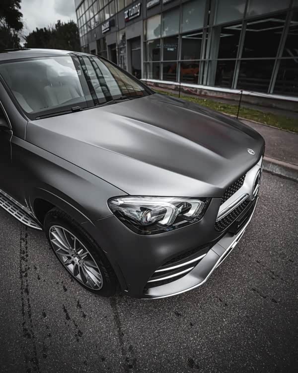 全新奔驰gle coupe,哑光灰的车身非常漂亮