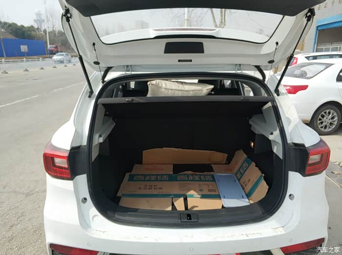 后备箱只是够用,还没买垫子,先将就一