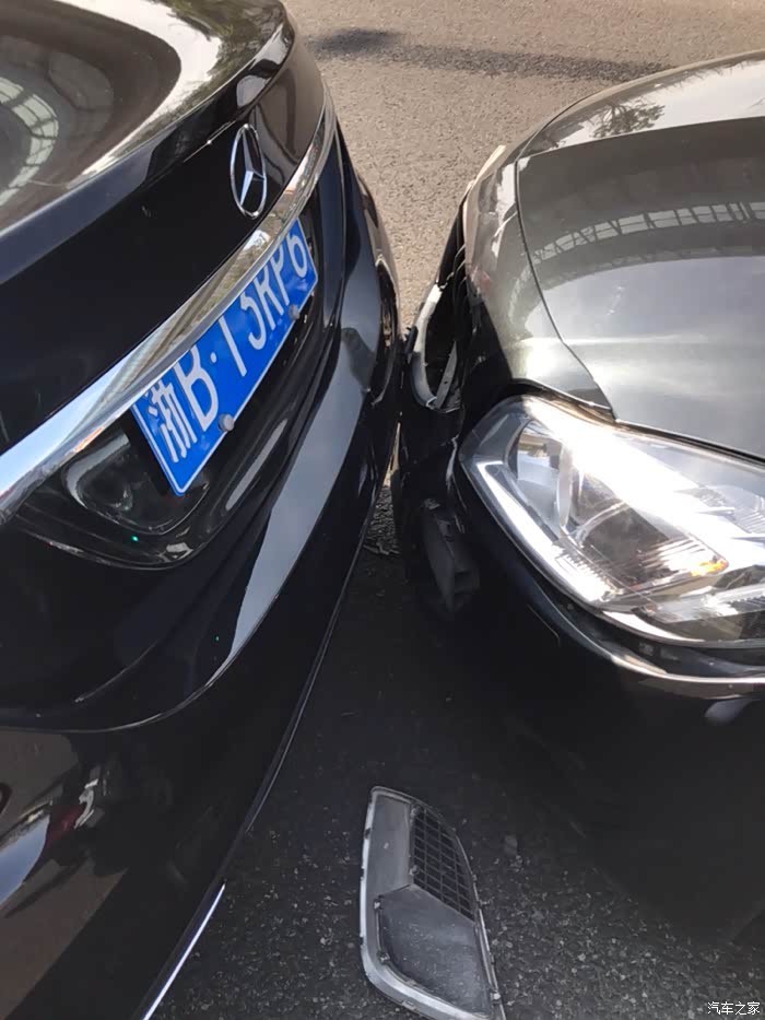 【图】车子被追尾,尾喉进入排气管变形,雷达损坏,导流板变形,_奔驰c级
