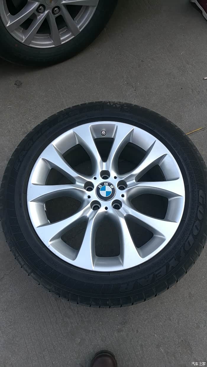 宝马19英寸铝合金轮圈v式轮辐450型是什么样的有没有图片