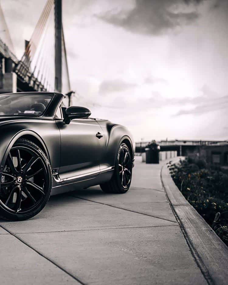 黑化的宾利欧陆gt敞篷跑车,真像一个大嘴的恶魔