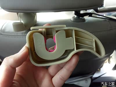 卡扣的一边是c形的设计,可以很好的固定在头枕上