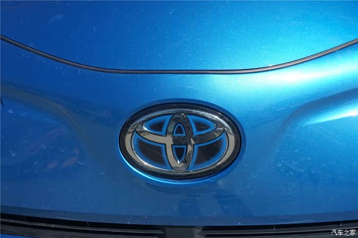 一开始我都没注意丰田车标里还有蓝色的光环,如果不是蓝色车身,可能会