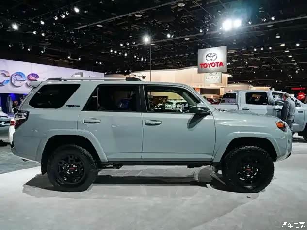 方方正正的越野车身车身线条棱角分明就是一台标准的硬派越野