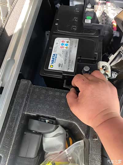 五年的凯迪拉克换电瓶分享,给车友们一些电瓶养护意见.