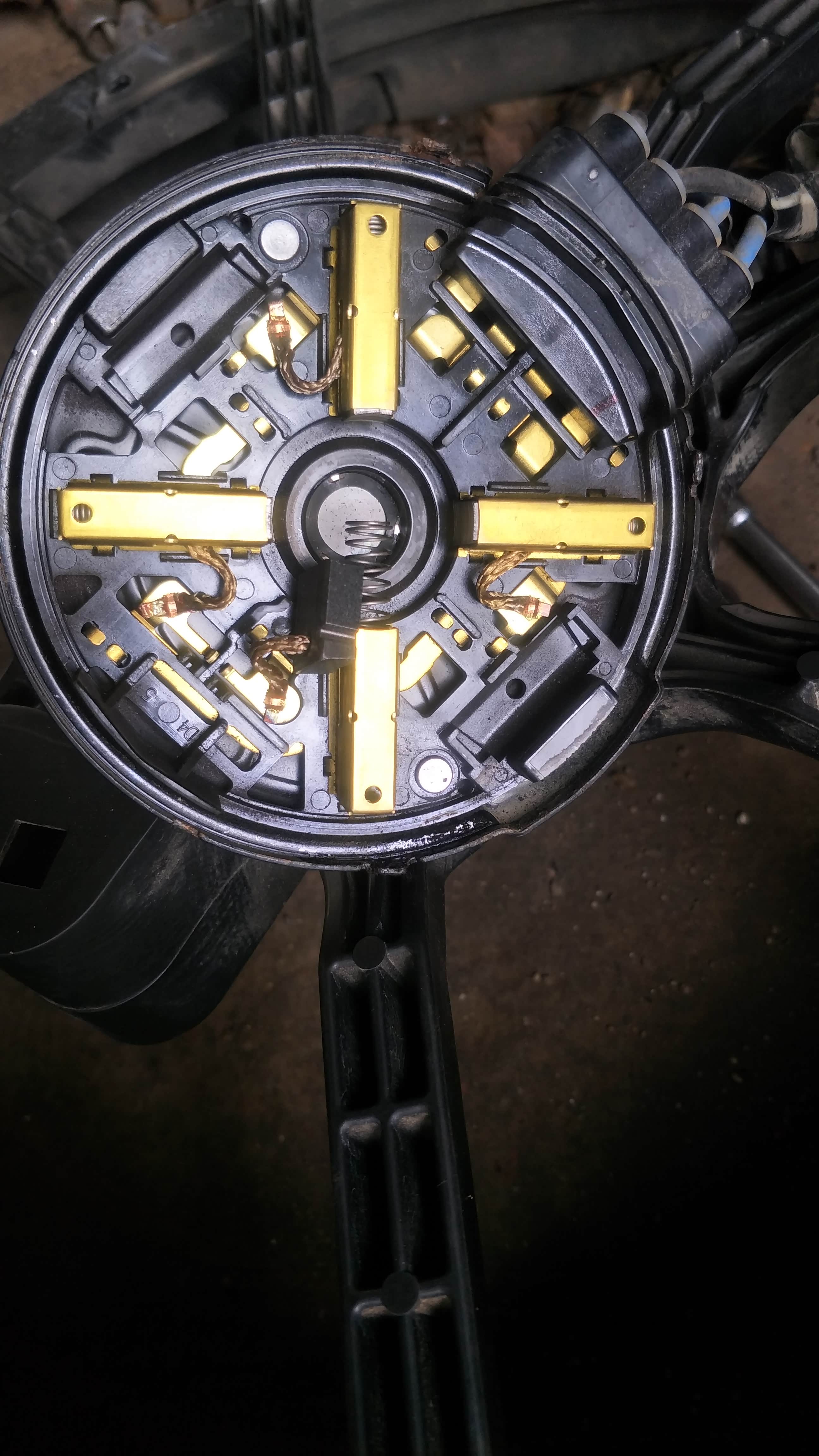 新轩逸更换散热风扇电机作业