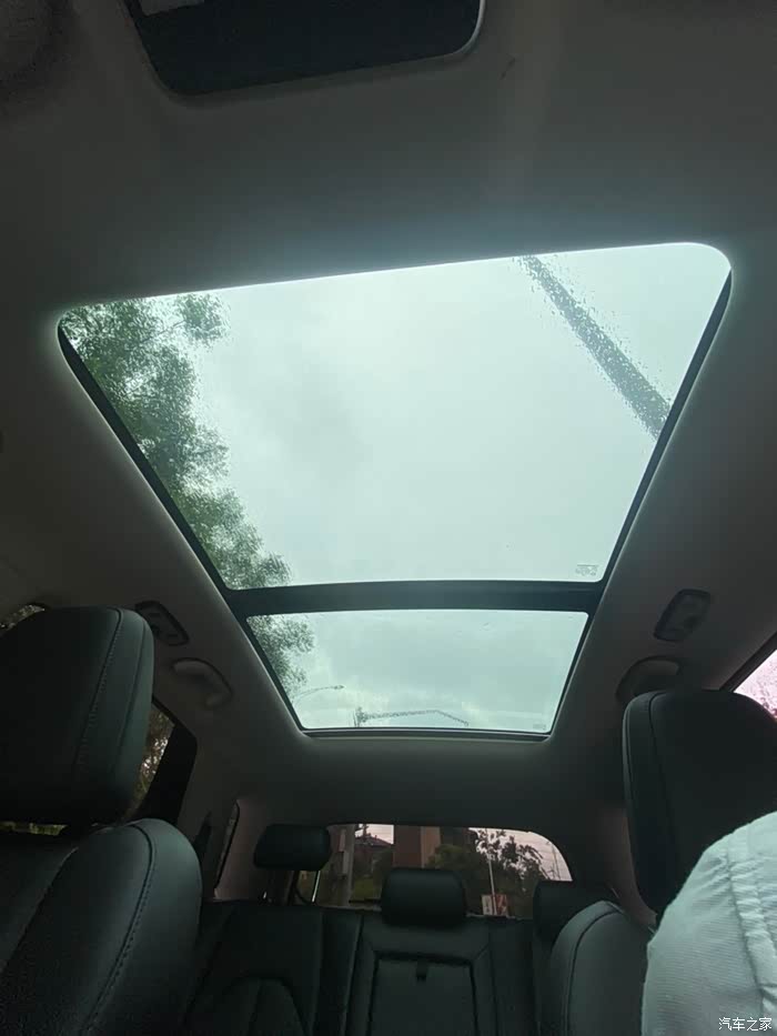 全景天窗还是挺有意思的,喜欢下雨的时候打开幕布