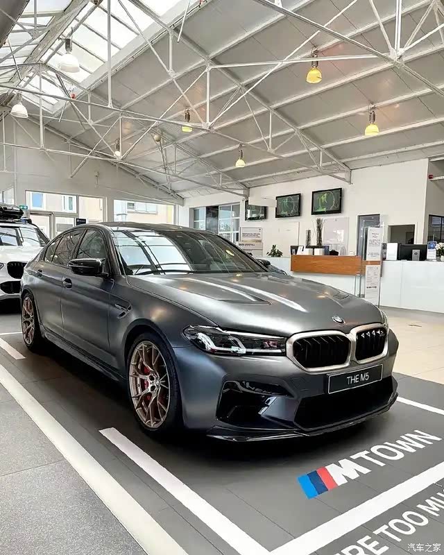 宝马m5实车,外观采用了很有质感的哑光车漆涂装非常帅气.