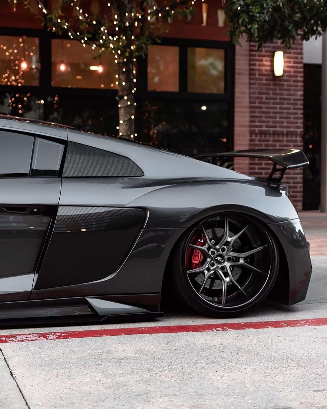 低趴改装之后的奥迪r8,更显运动气息