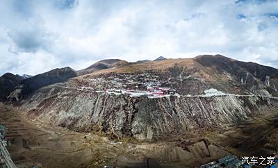 门巴乡位于山直贡梯寺位于半山腰靠山而建依山而凿天葬台在照片侧