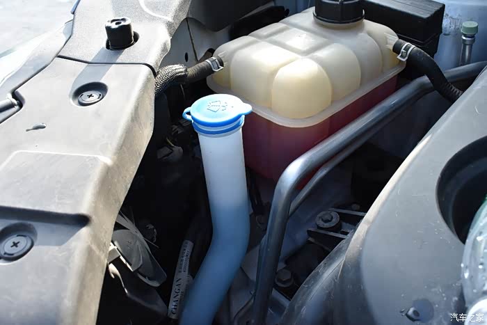 汽车日常养护之如何添加雨刮水