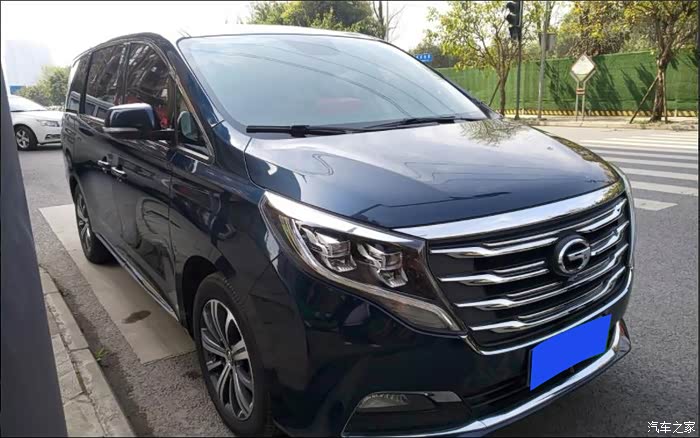 我选择的是孔雀蓝,这外观是不是很时尚,一路上最显眼就是大八了,造型