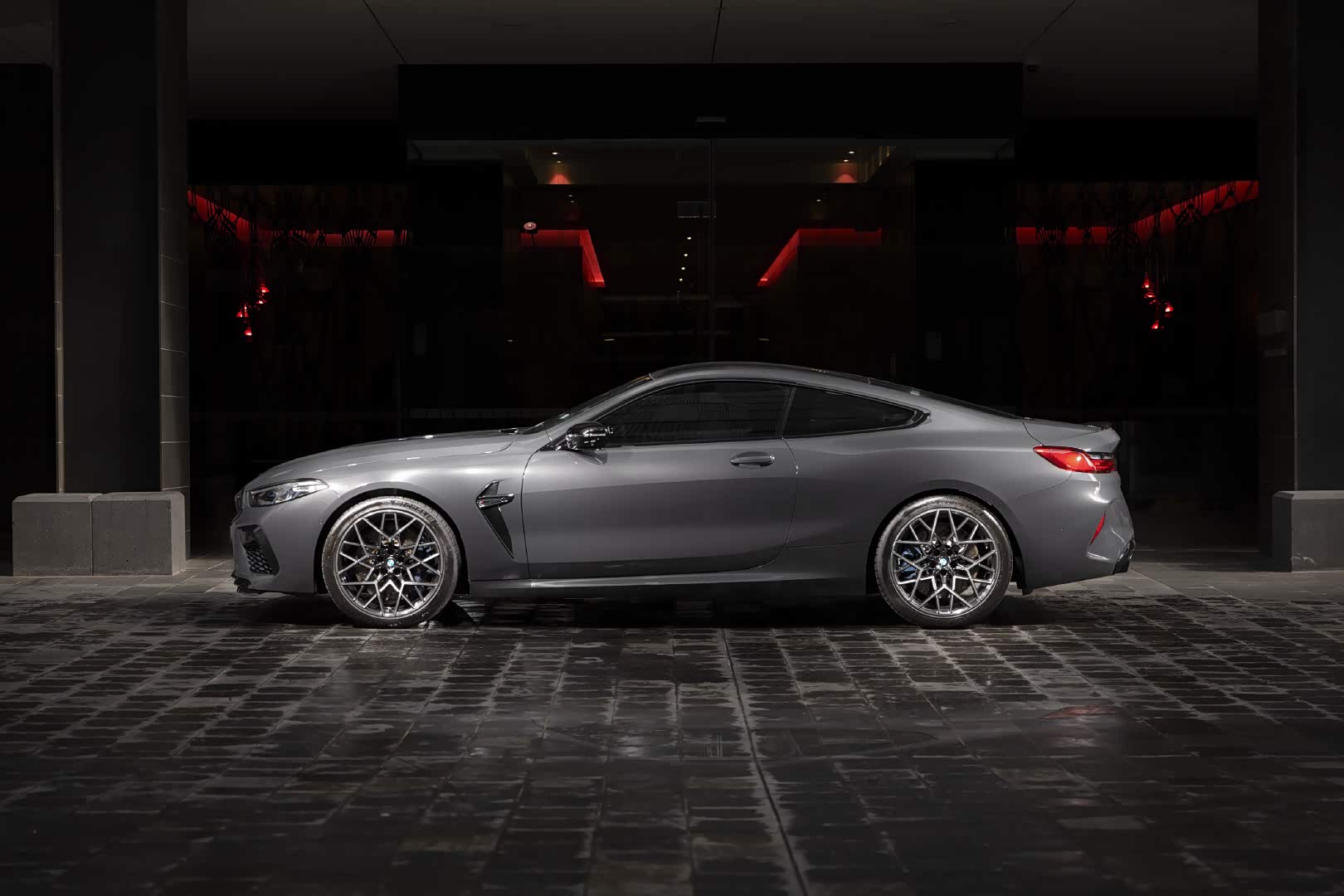 深色的外观颜色赋予了宝马m8更运动的气息