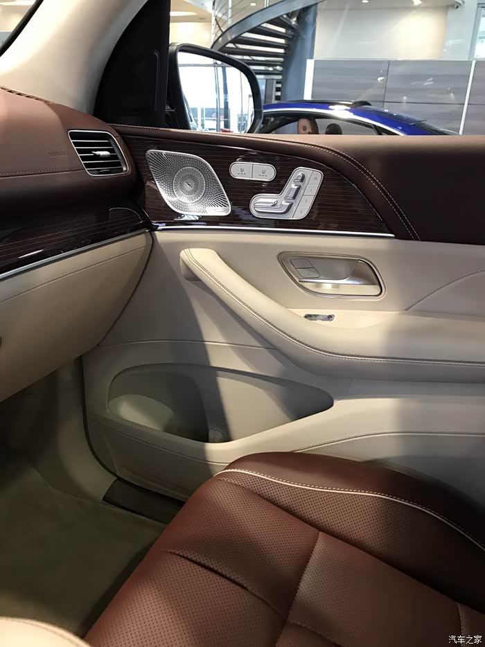 开着w221订新款奔驰s作业贴