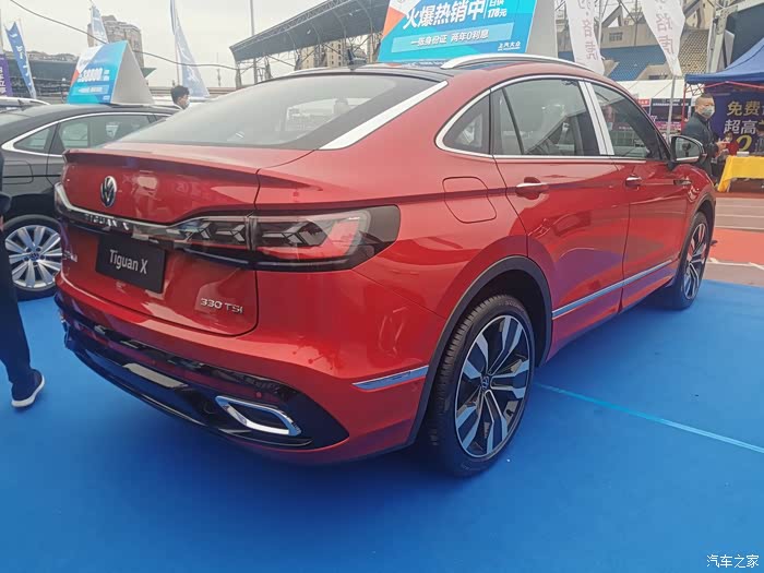 闲来无事逛车展红色途观x夺人眼球