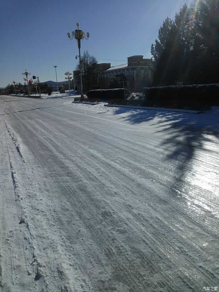 昨天下雪了看看这冰雪路面很光滑的