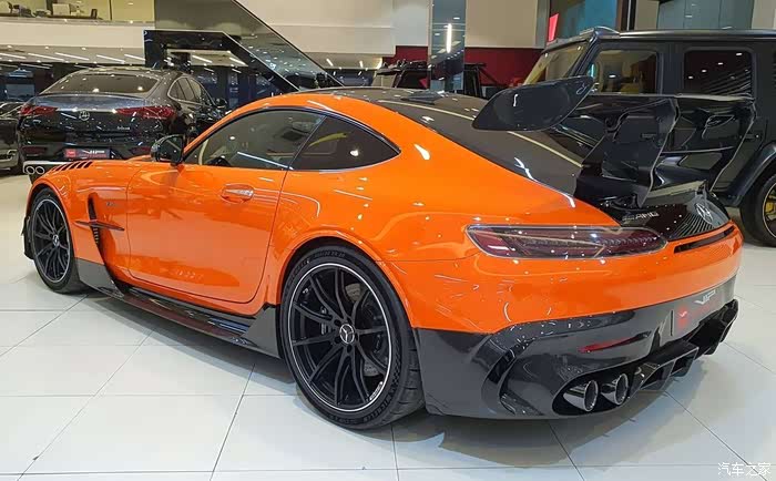 橙色的奔驰amg别致的车标手握方向盘操作性能好真迷人