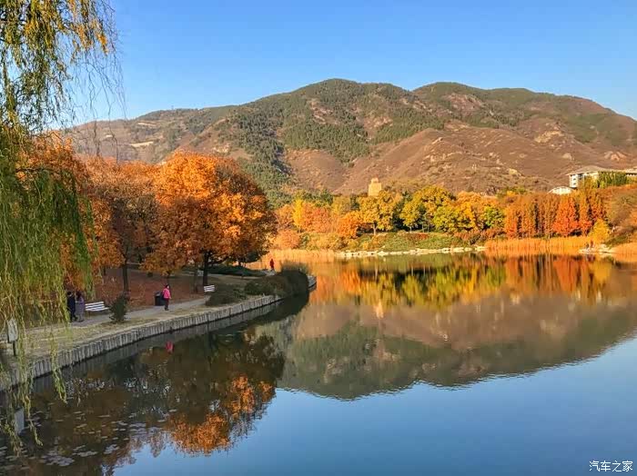 北京香山公园闪耀着绚丽的光彩我的身体好像也被裹住了