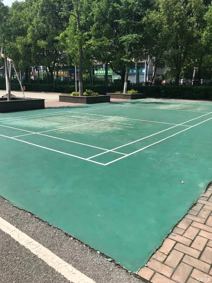 说到健康肯定离不开运动啊,公园配置还蛮丰富,弄个羽毛球场,可惜中间