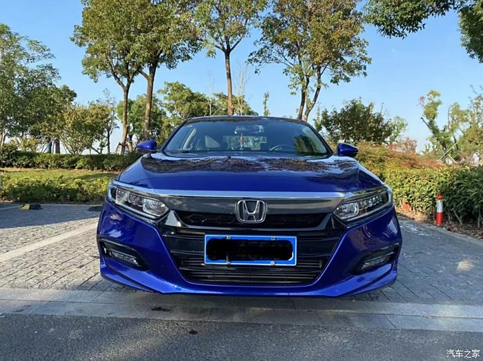 2018款的蓝色本田雅阁260turbo