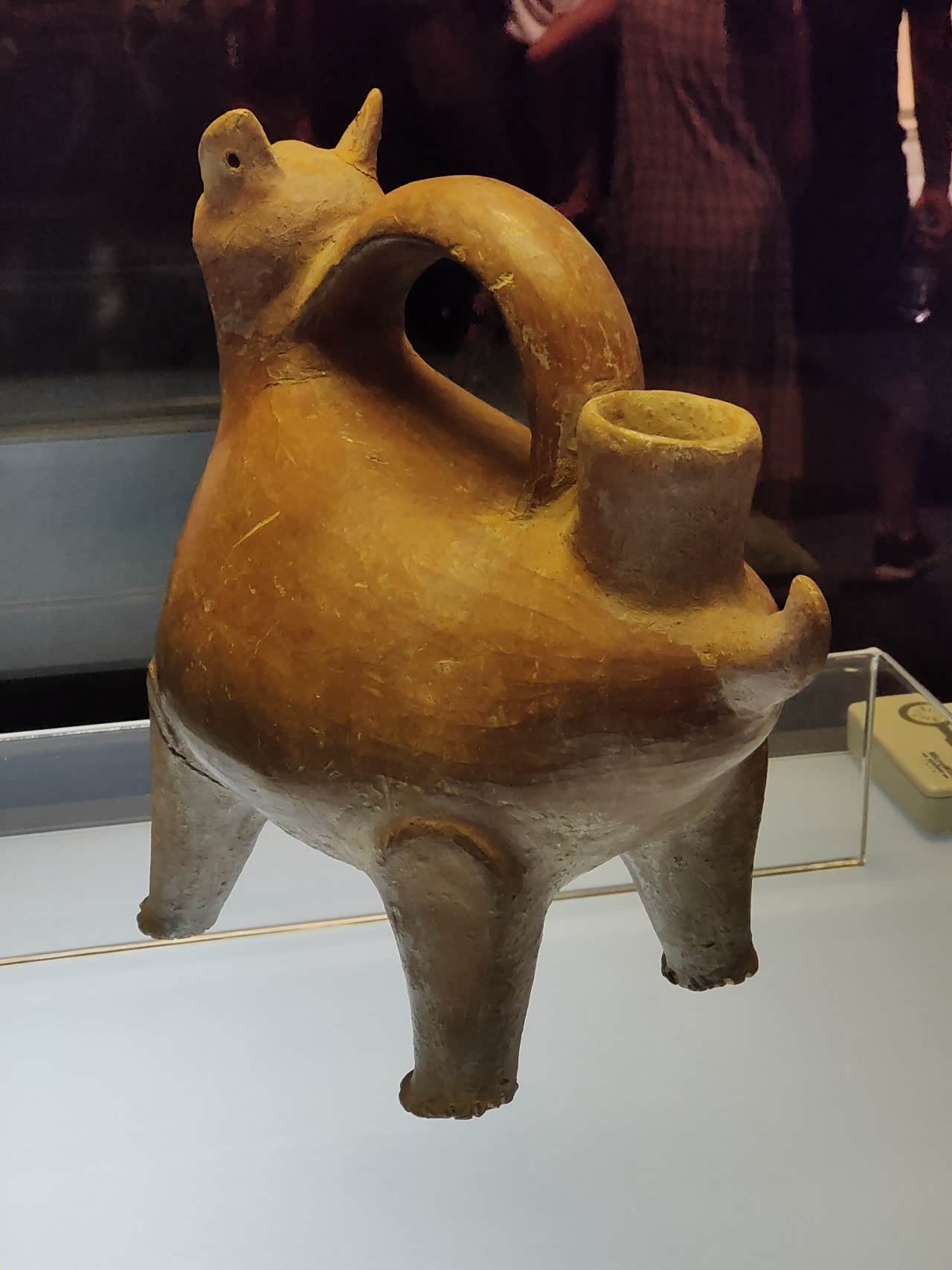 红陶兽形壶,塑造成了小猪的形象,十分可爱.