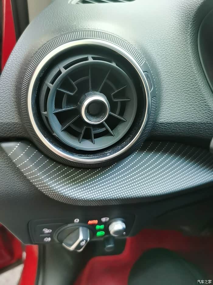 圆圆的空调出风口,颜值与舒适性兼具.