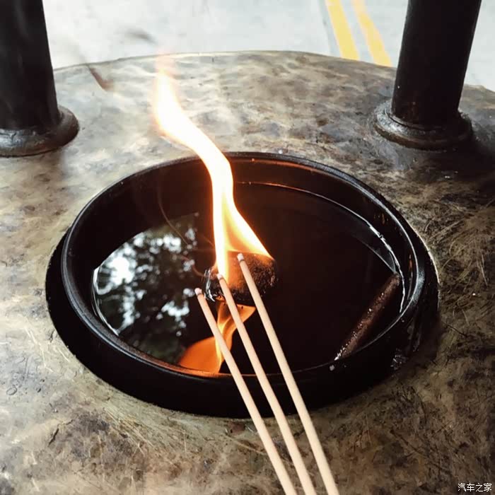 大爱的帅车和美丽的茶山春色