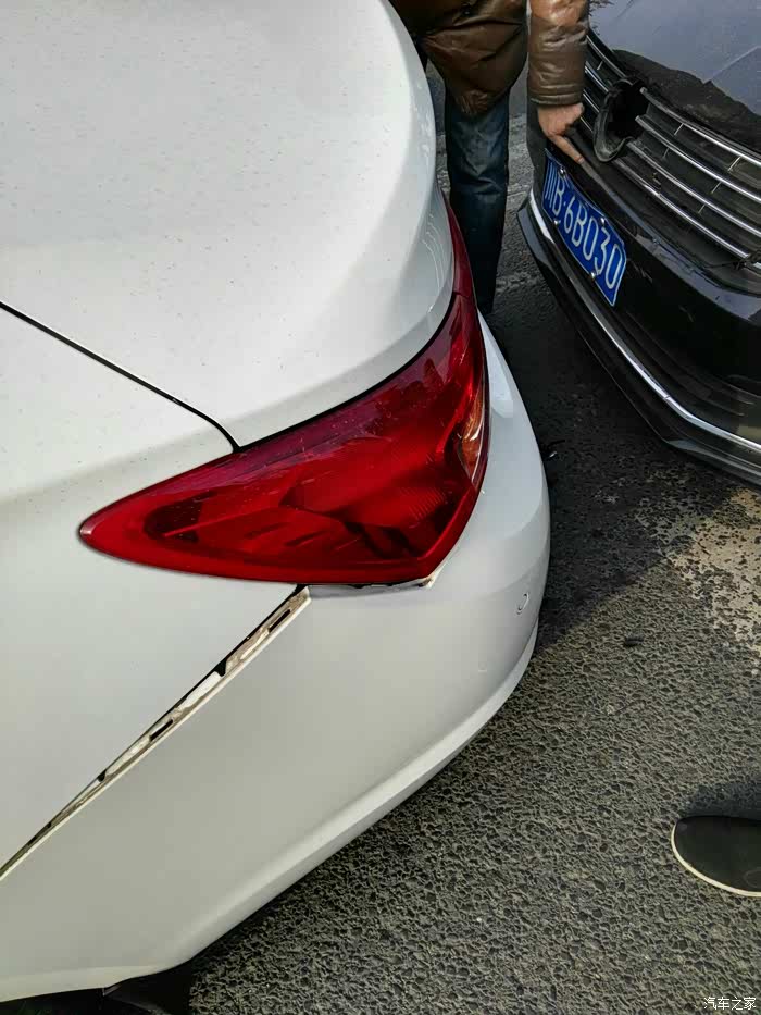 上午十点追尾对方下车说别克车就是硬