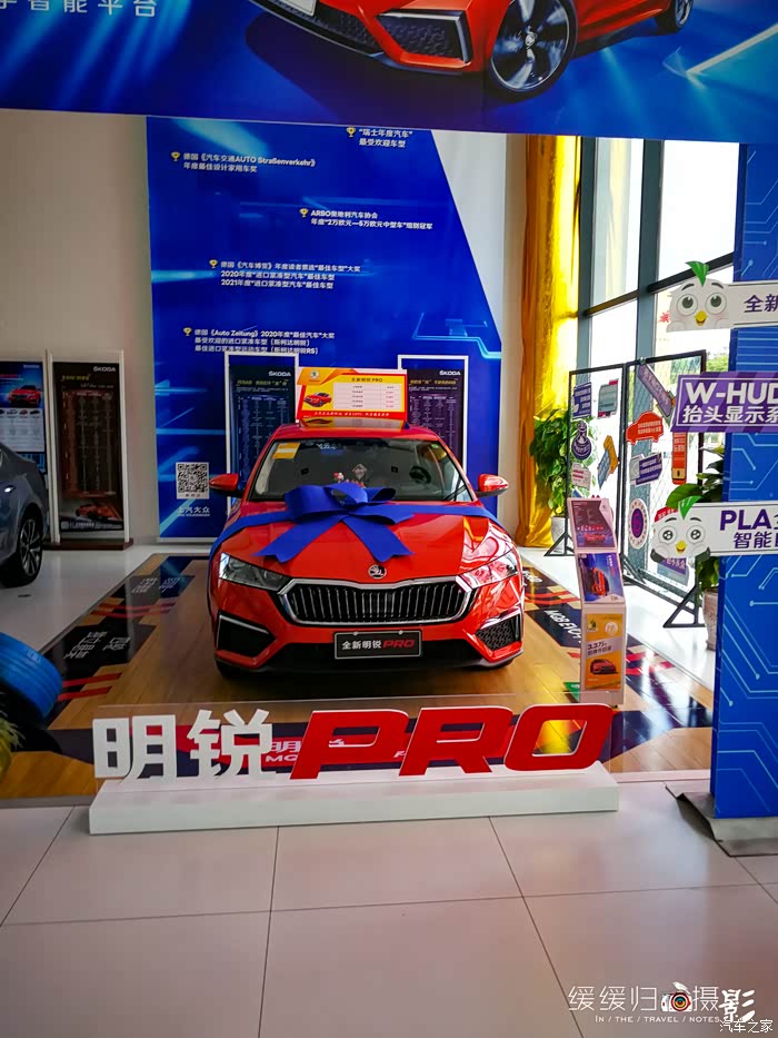 这些展示牌上已经注明了他的卖点了,电子排档,电动掀背尾门,四轮独立