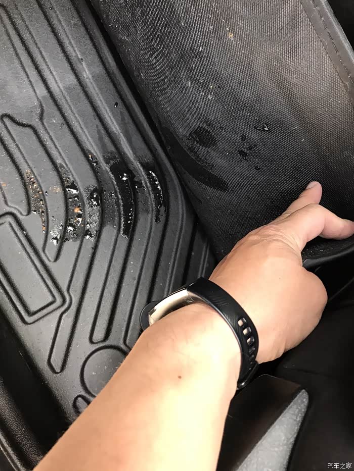 主驾驶脚垫上有水