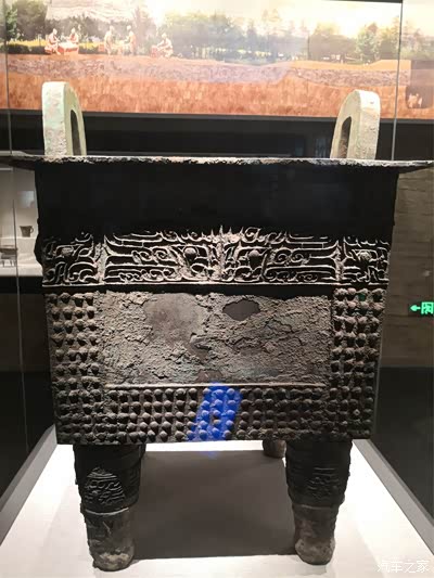 省博镇馆之宝:"兽面乳钉纹铜方鼎" 公元前1300-1600年