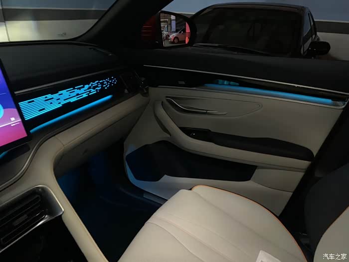 氛围灯还可以,和老公的车比差了点.