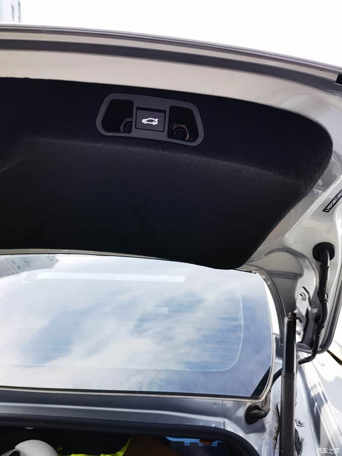 小鹏p7近一步完善中电尾门装好啦