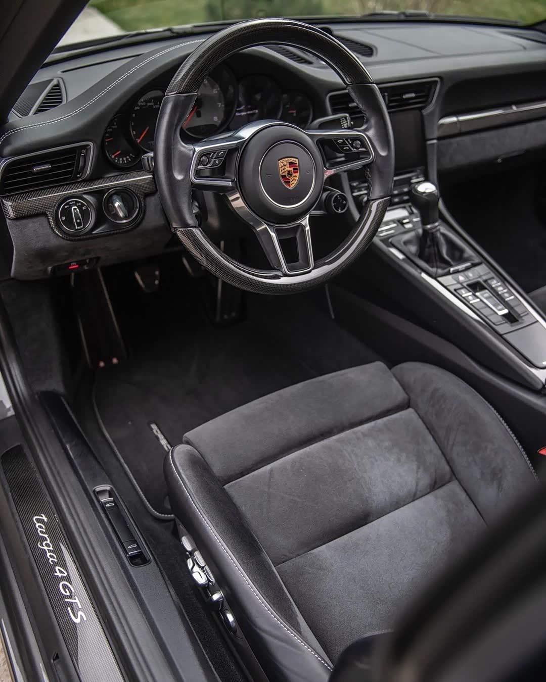保时捷911黑色的车身更显动感十足