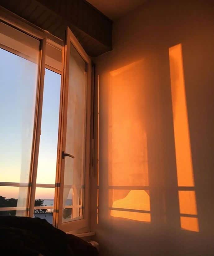 在房间里享受夕阳时分 .