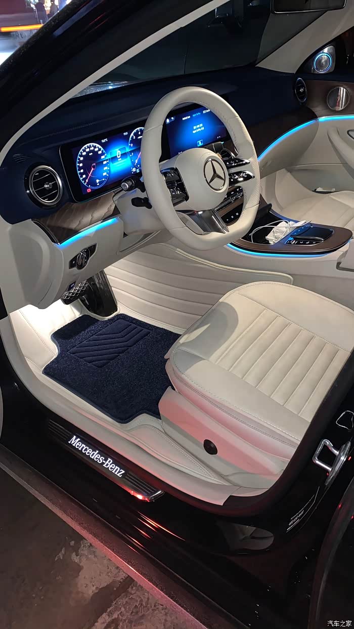 已订车,奔驰e300l豪华黑立标内饰游艇蓝