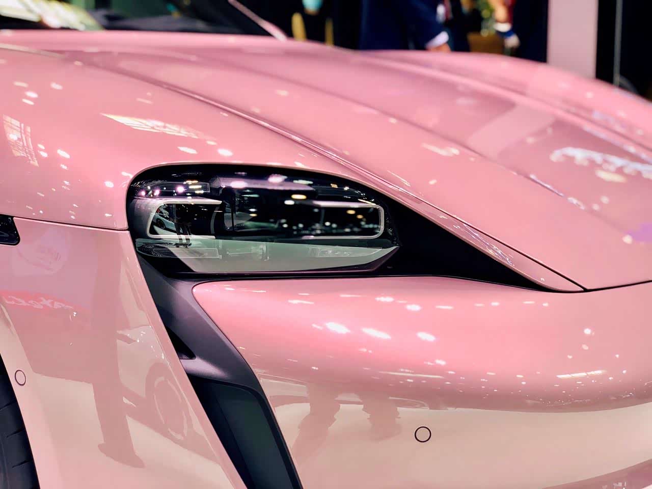 保时捷taycan 这冰莓粉真的撩动了我的少女心