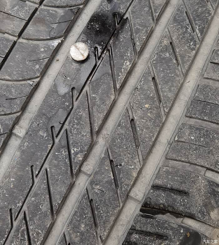 下来一看扎了个大螺丝钉.没办法,这边没得修车的.