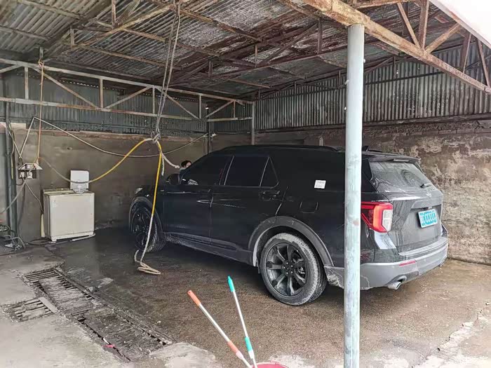 庄里的洗车店,很简陋,简单冲了冲.