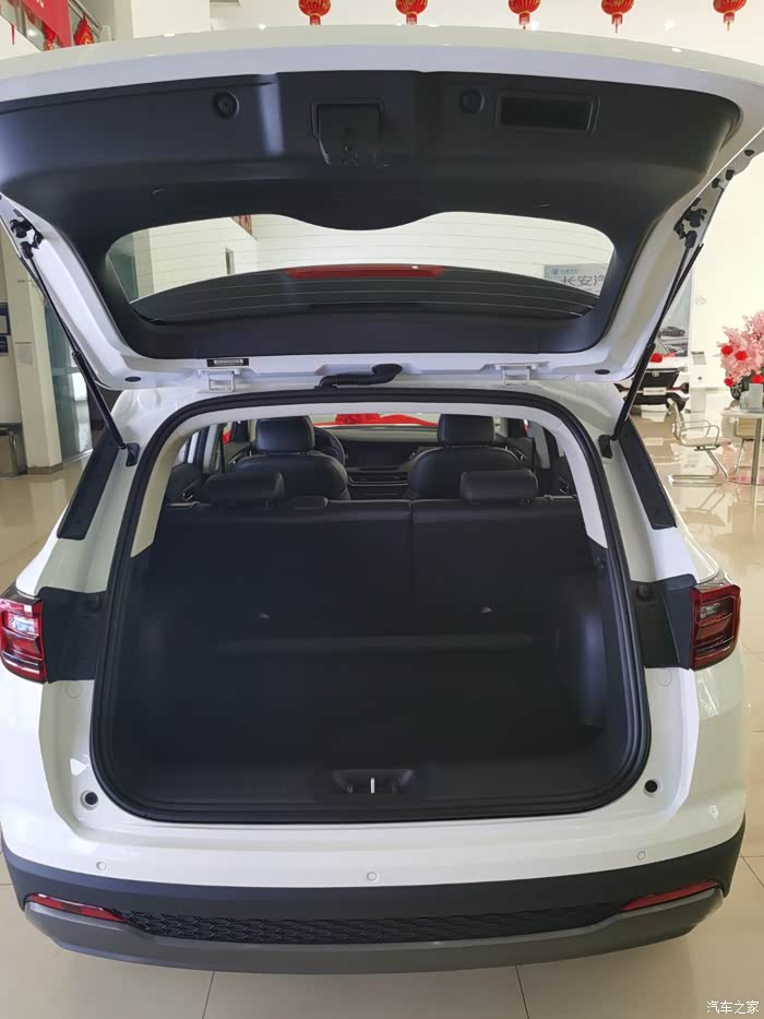 来一个劈叉 看能不能够着 反正我185身高的没戏 开口够大 后备箱空间