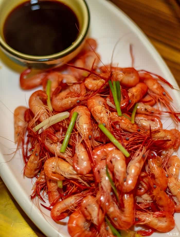漓江虾鲜甜,直接白灼,只要沾上一点酱油就能完全带出小虾的鲜美,简