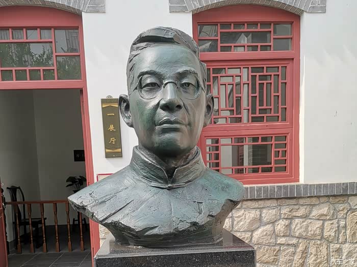 老舍先生的塑像,文人范.