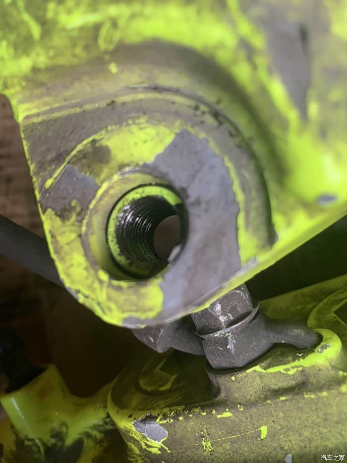 请问gs430的刹车卡钳螺丝孔滑丝了