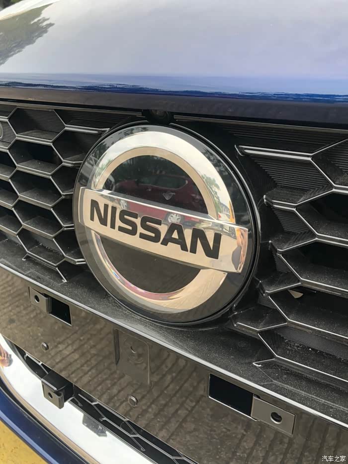 21款天籁为什么有2种车标?